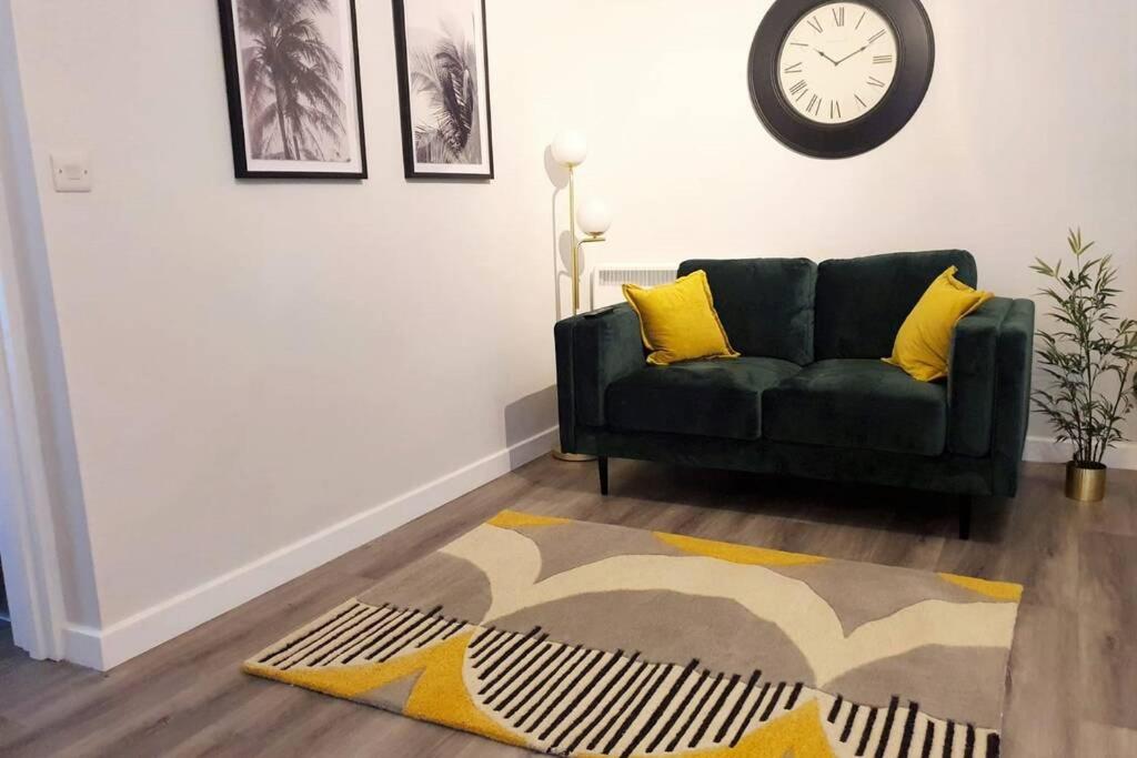 Modern 1 Bedroom Apartment, Close to the Beach with Parking room 2