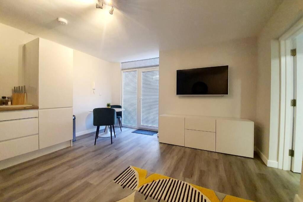 Modern 1 Bedroom Apartment, Close to the Beach with Parking room 3