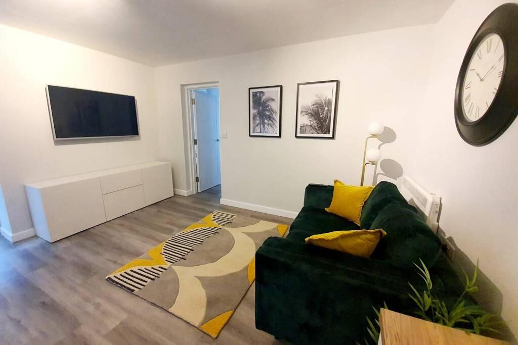 Modern 1 Bedroom Apartment, Close to the Beach with Parking room 4
