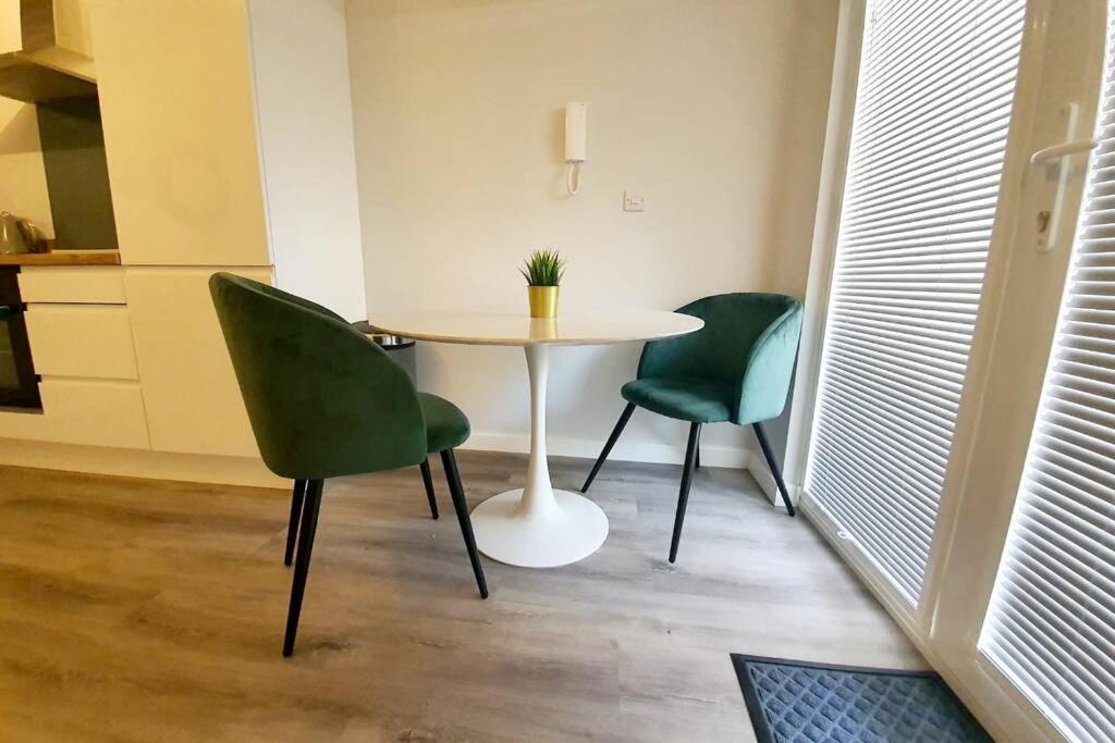 Modern 1 Bedroom Apartment, Close to the Beach with Parking room 5