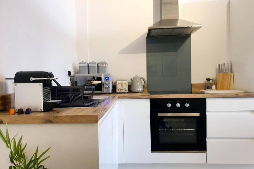 Modern 1 Bedroom Apartment, Close to the Beach with Parking room 6